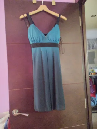 Vestido de fiesta azul y verde azulado