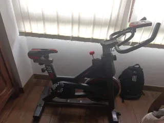 Bici Estática Gris y Roja