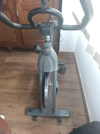 Bici Estática Gris y Roja