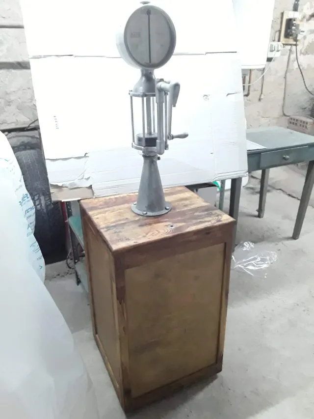 Antiguo dispensador de aceite