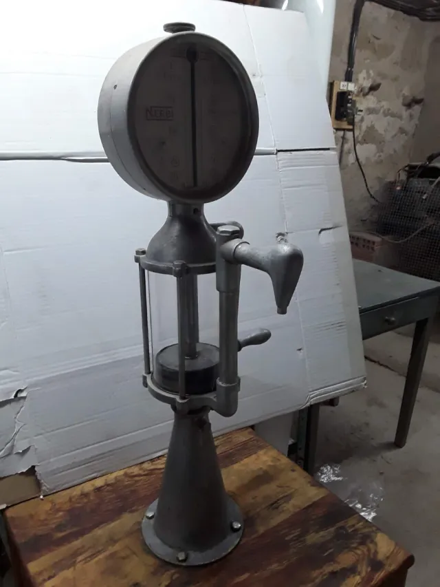 Antiguo dispensador de aceite