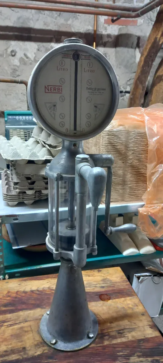 Antiguo dispensador de aceite