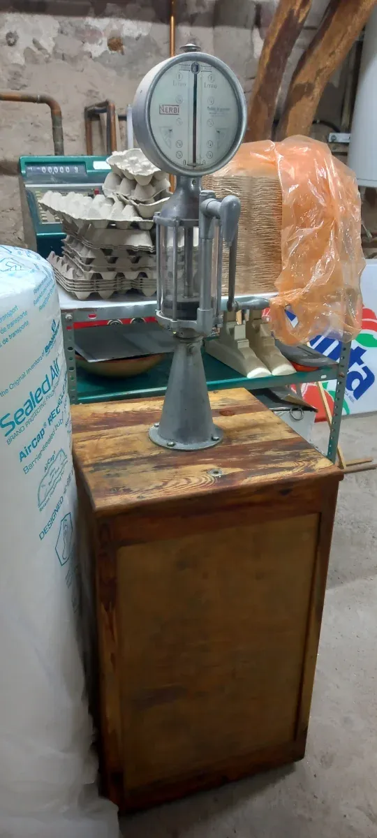 Antiguo dispensador de aceite