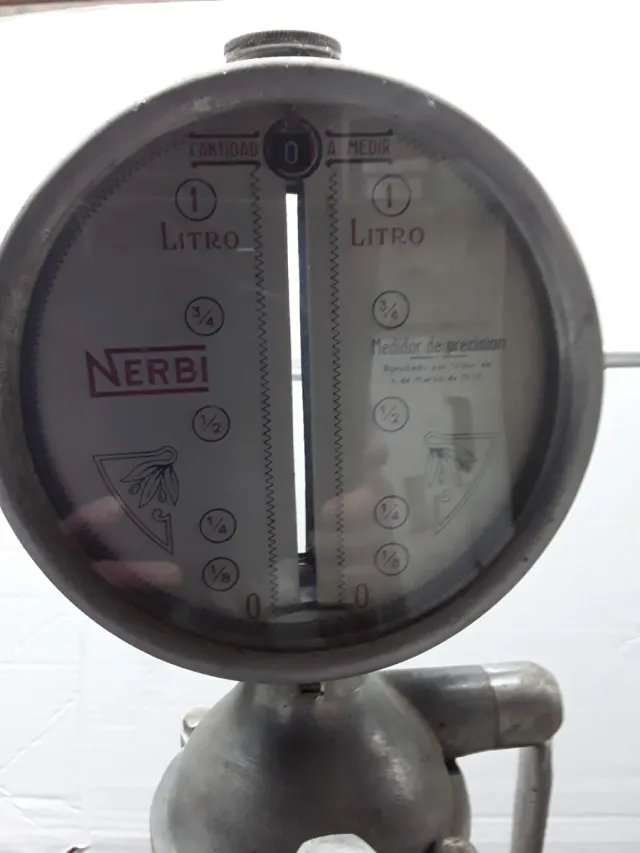 Antiguo dispensador de aceite