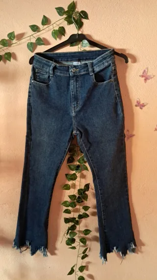 Pantalón vaquero azul con rotos