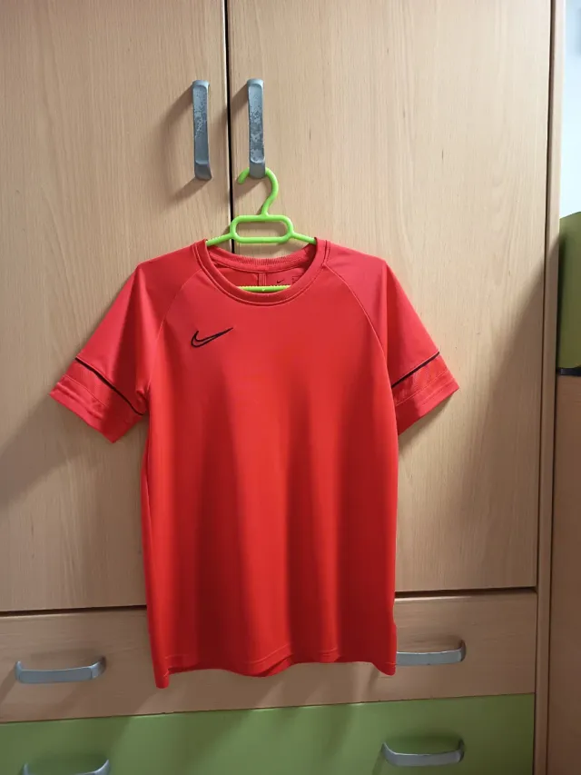 Camiseta deportiva Nike unisex roja