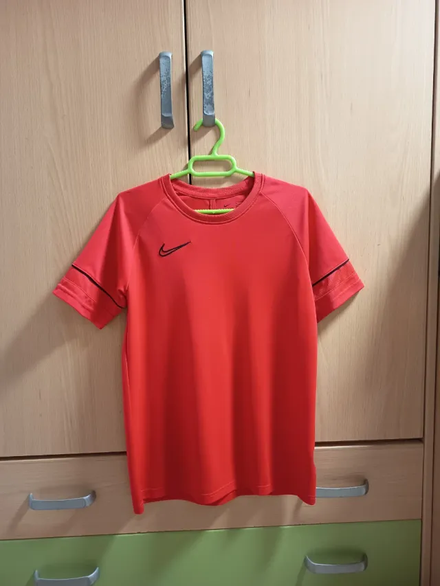 Camiseta deportiva Nike unisex roja