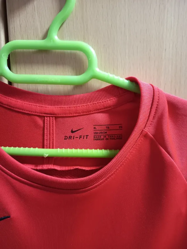 Camiseta deportiva Nike unisex roja