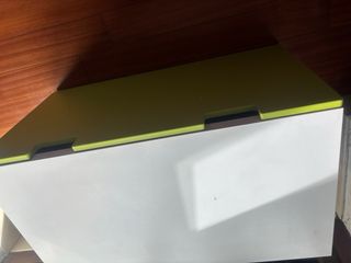 Baúl de juguetes amarillo