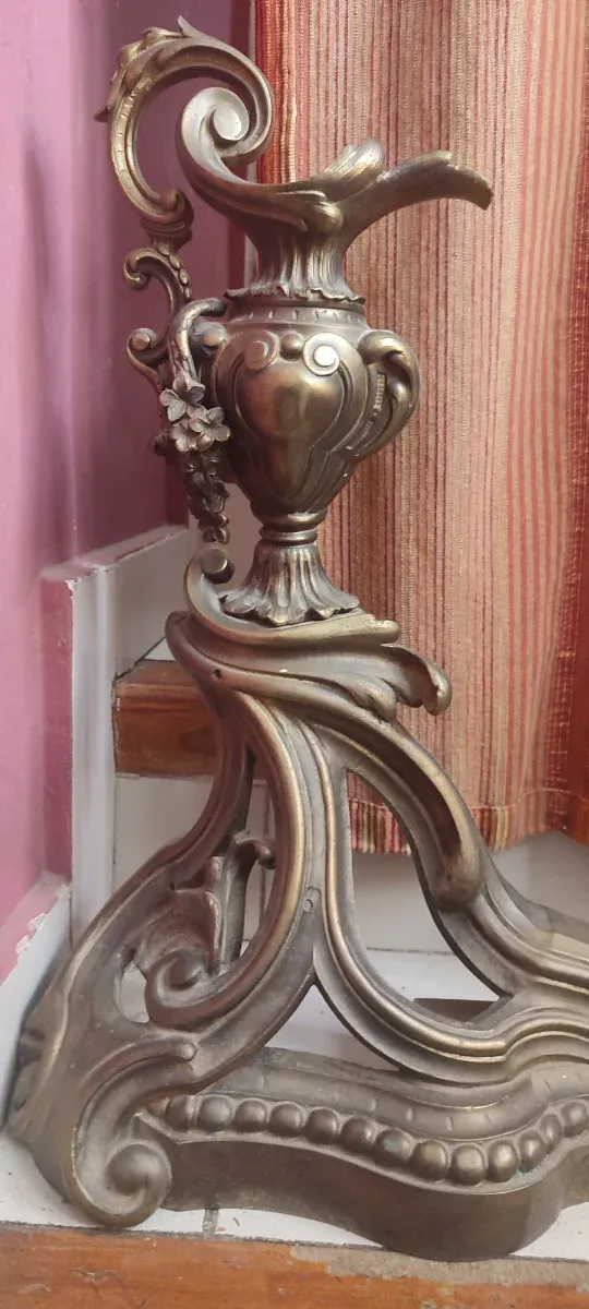 Antiguo guardachispas chimenea bronce frontal