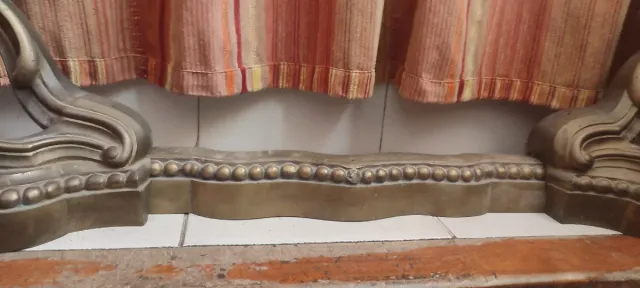 Antiguo guardachispas chimenea bronce frontal