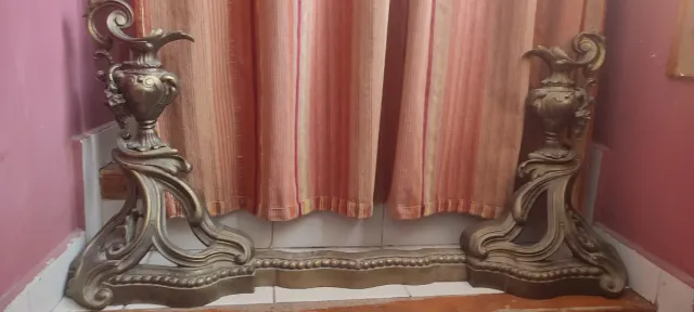 Antiguo guardachispas chimenea bronce frontal