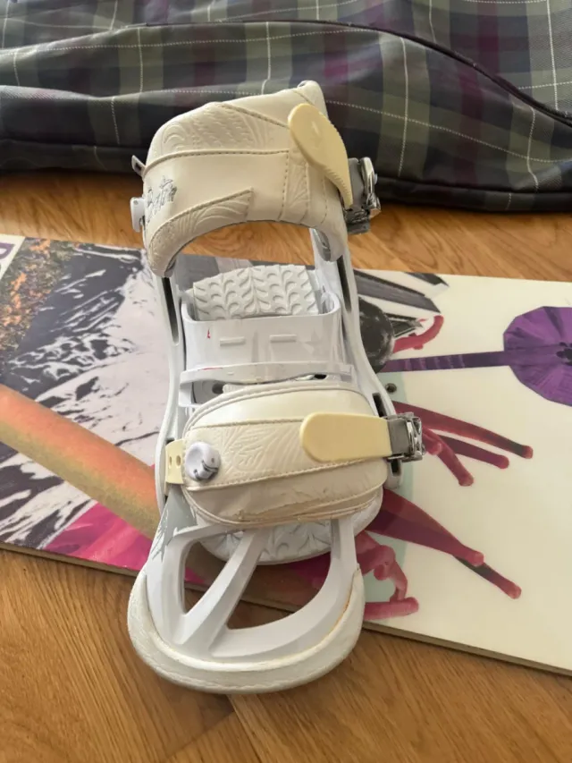 Tabla Snowboard DC Biddy 147cm + Fijaciones