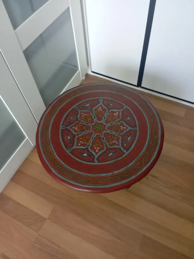 Mesa árabe de madera multicolor