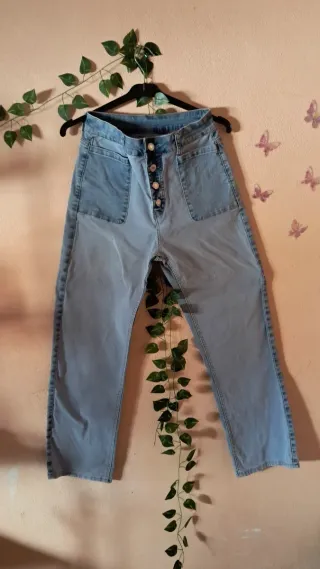 Pantalón vaquero con botones