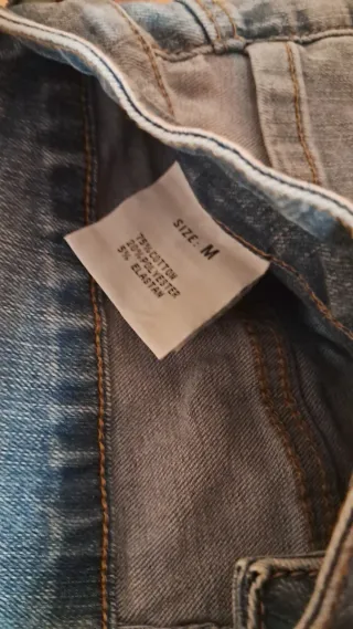 Pantalón vaquero con botones