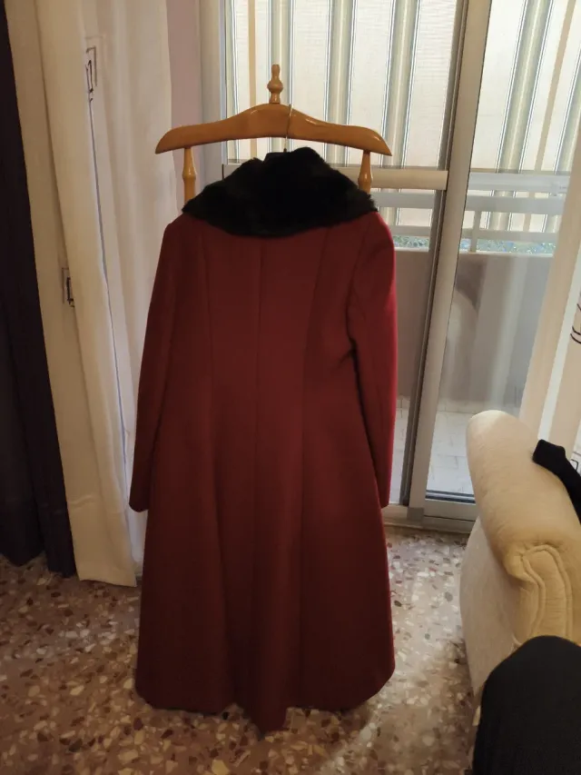 Abrigo rojo con cuello de pelo negro