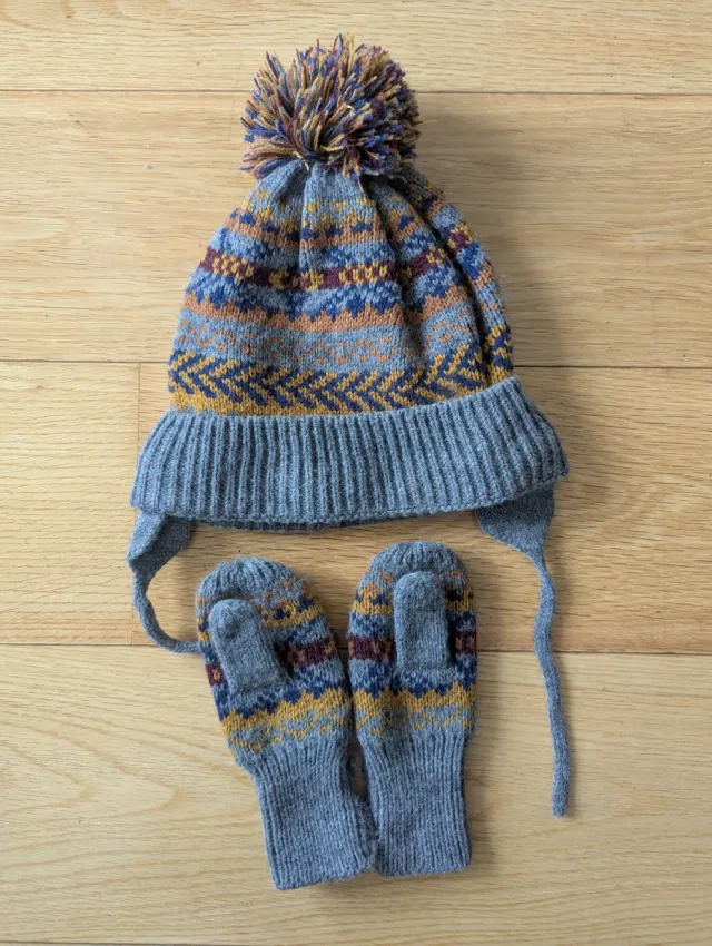 Gorro y manoplas de invierno tejido. Talla baby
