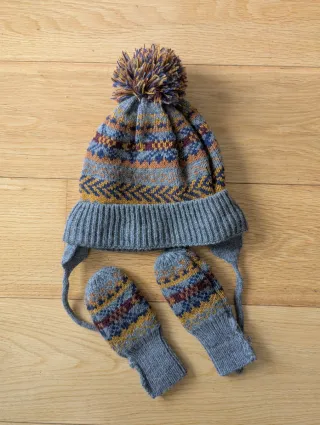 Gorro y manoplas de invierno tejido. Talla baby