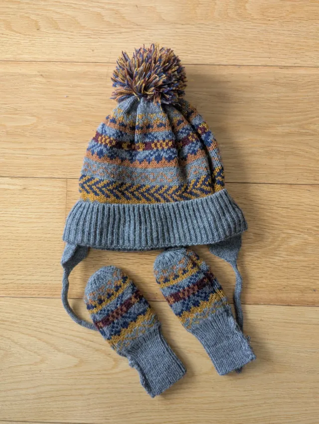Gorro y manoplas de invierno tejido. Talla baby