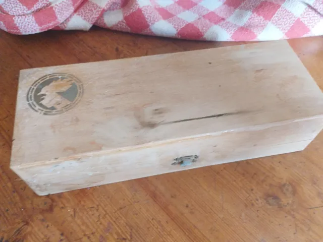 Caja de madera con 8 tinteros de tinta china