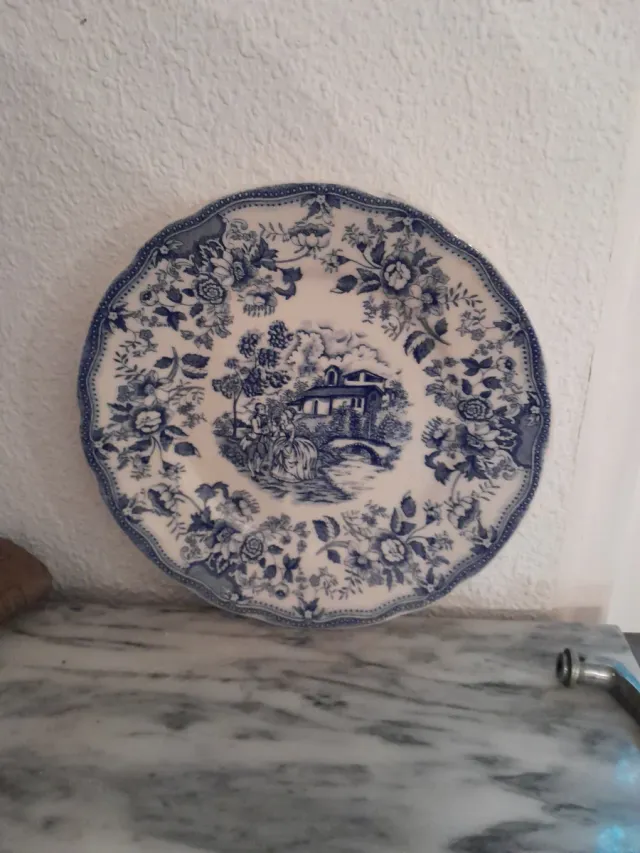 Plato decorativo azul y blanco