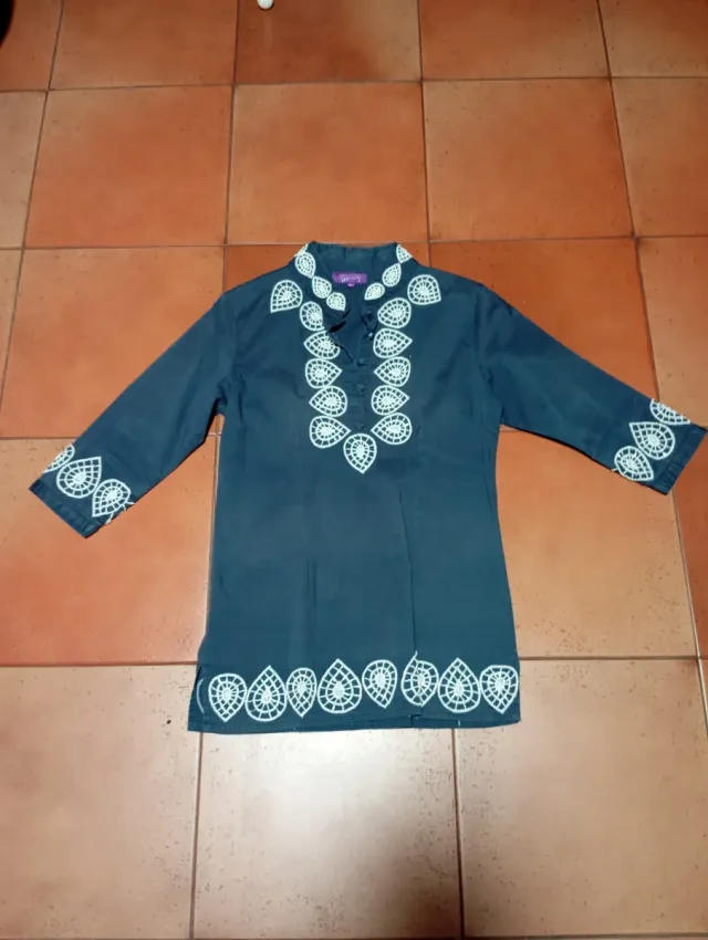 Camisa mujer azul marino bordada con piedras blanc