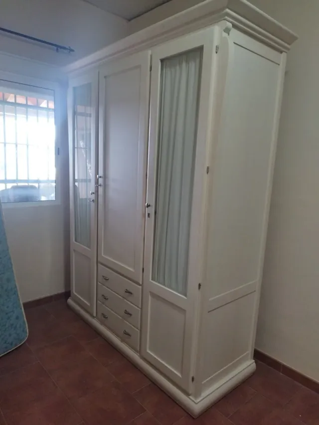 Armario de madera blanco