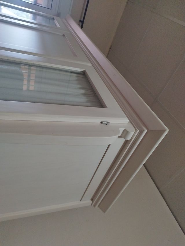 Armario de madera blanco