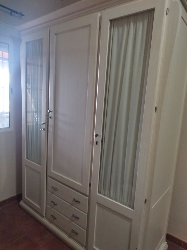 Armario de madera blanco