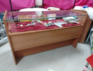 Mostrador de madera y cristal para establecimiento