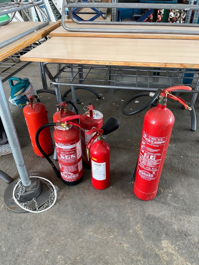 Varios Extintores de Incendios Rojos