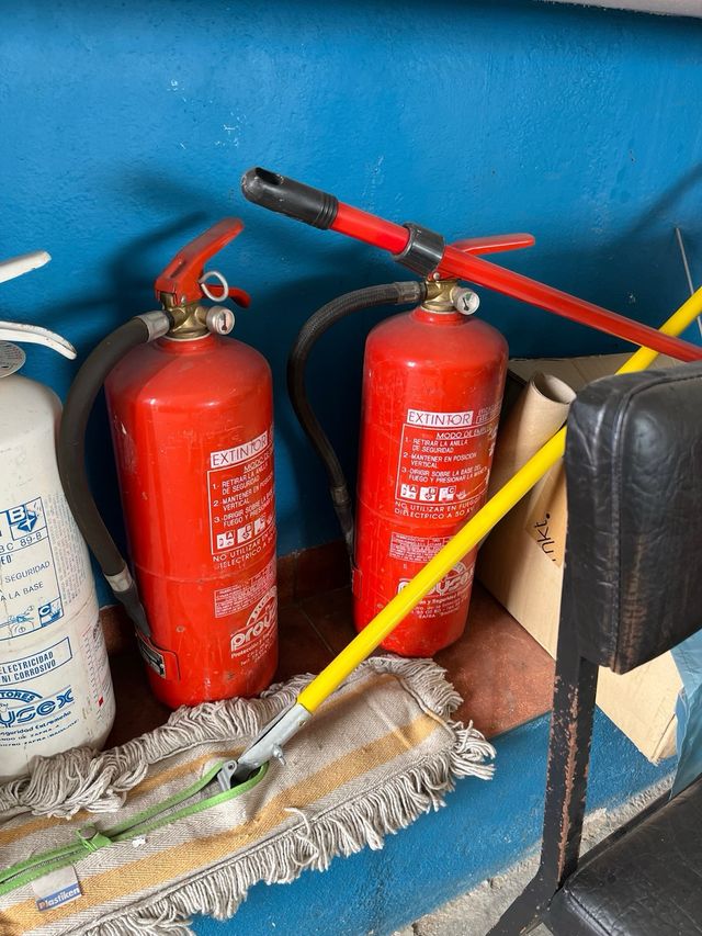 Varios Extintores de Incendios Rojos