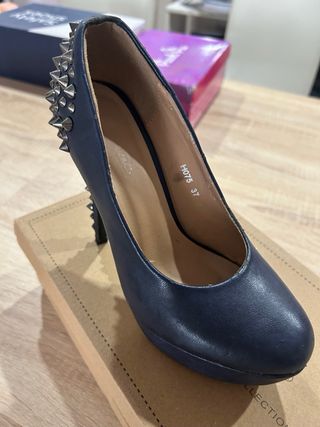 Zapatos tachuelas y sandalias de tacón 5€ el par