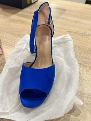 Zapatos tachuelas y sandalias de tacón 5€ el par