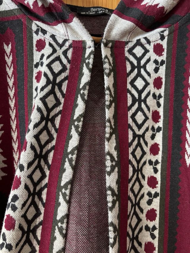 Poncho con capucha estampado