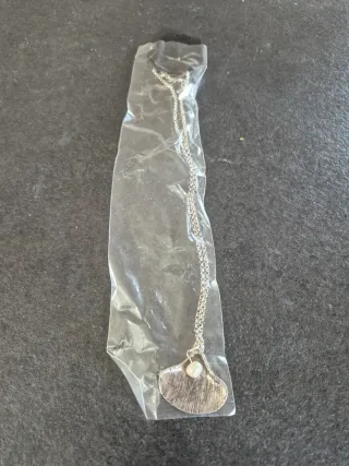 Colgante plateado con perla