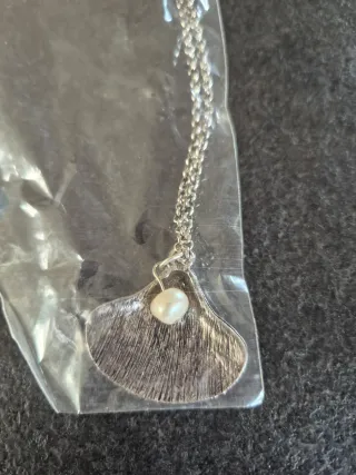 Colgante plateado con perla