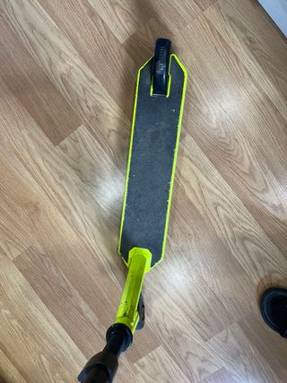 Patínete 2 ruedas amarillo fosforescente