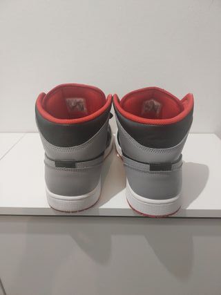 Zapatillas Jordan 1 Mid Gris Rojo. Solo un uso.