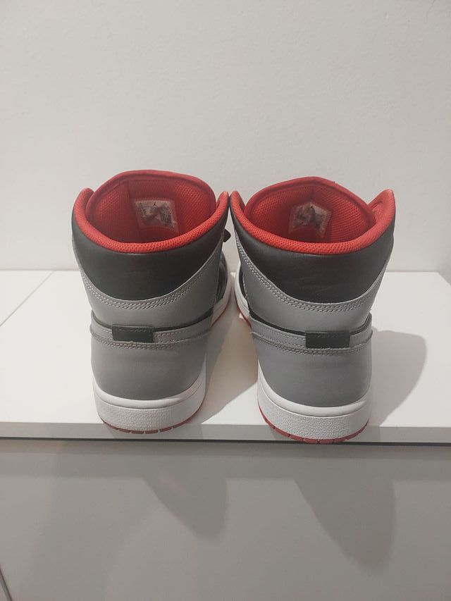 Zapatillas Jordan 1 Mid Gris Rojo. Solo un uso.
