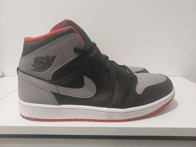 Zapatillas Jordan 1 Mid Gris Rojo. Solo un uso.
