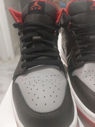 Zapatillas Jordan 1 Mid Gris Rojo. Solo un uso.