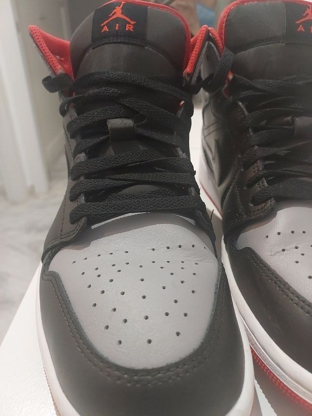 Zapatillas Jordan 1 Mid Gris Rojo. Solo un uso.