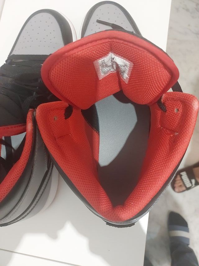 Zapatillas Jordan 1 Mid Gris Rojo. Solo un uso.