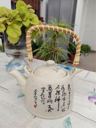 Tetera de cerámica con diseño oriental