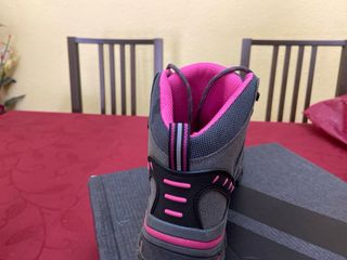 Botas de montaña grises y rosas