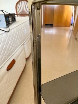 Mesa auxiliar cristal y metal dorado