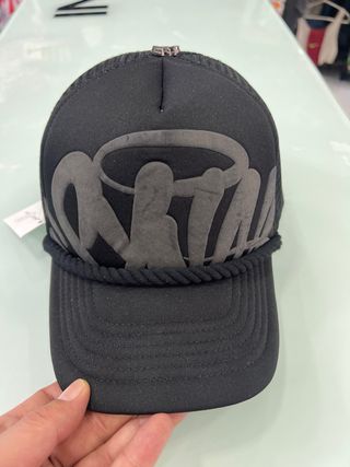 Gorra trucker Syna World negra