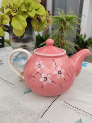 Tetera rosa con flores de cerezo